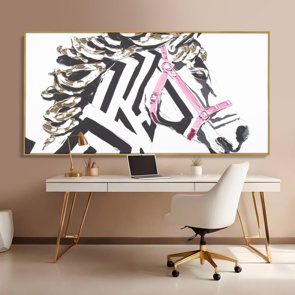 Tablou canvas cu tablou canvas cu cap de armasar, in rama de aluminiu auriu, pe perete intr-un birou